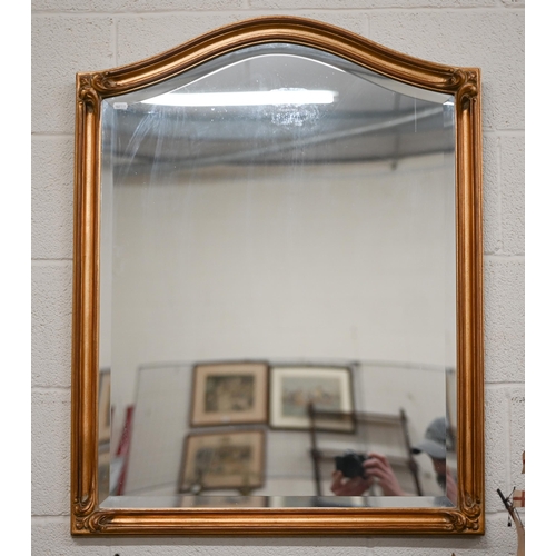 133 - A modern arched beveled wall mirror in decorative gilt frame, 90 x 70 cm to/w a 3 tier brass and gla... 