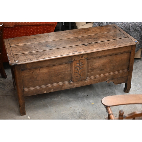 208 - An antique oak coffer/blanket chest of panelled construction with hinged top, 136 cm wide x 58 cm de... 