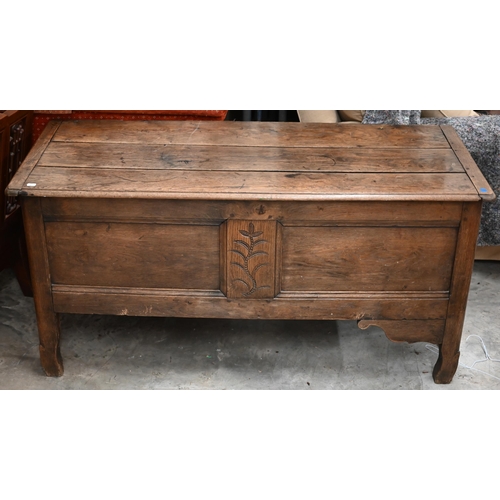 208 - An antique oak coffer/blanket chest of panelled construction with hinged top, 136 cm wide x 58 cm de... 