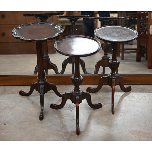 234 - A pair of mahogany circular tripod wine tables, 26 cm diam x 49 cm high to/w scalloped tripod table ... 