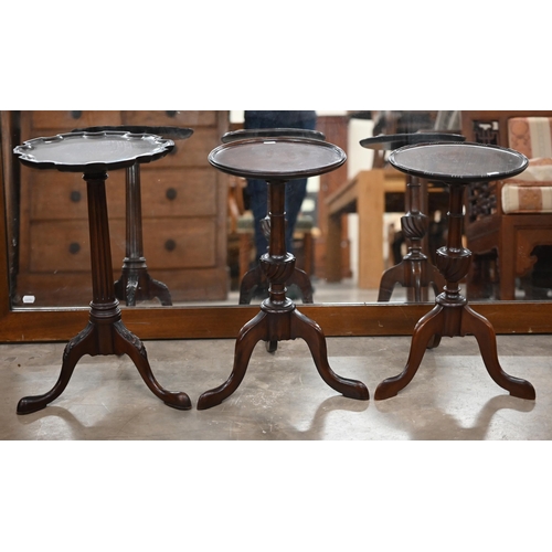 234 - A pair of mahogany circular tripod wine tables, 26 cm diam x 49 cm high to/w scalloped tripod table ... 