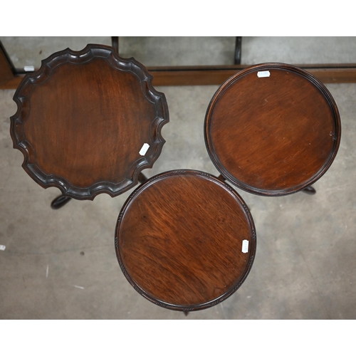 234 - A pair of mahogany circular tripod wine tables, 26 cm diam x 49 cm high to/w scalloped tripod table ... 