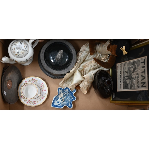 371 - #An early 19th century pearlware leaf pickle-dish printed with the Willow pattern, to/w a Victorian ... 