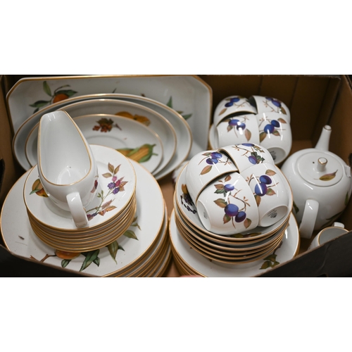 374 - A quantity of Royal Worcester 'Evesham' dinner/tea ware (box)