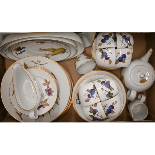 374 - A quantity of Royal Worcester 'Evesham' dinner/tea ware (box)