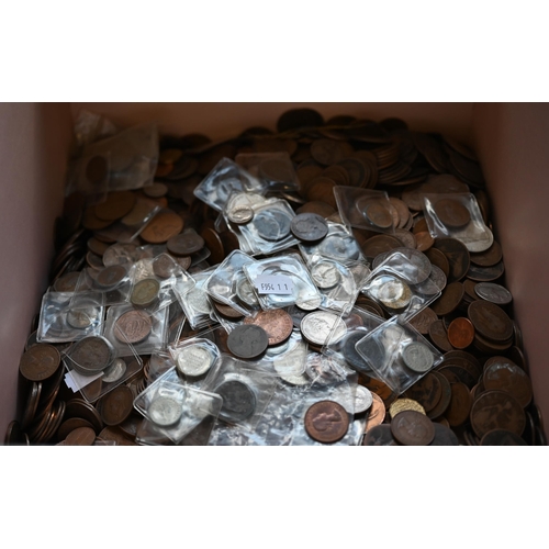 428 - A large collection of Victorian and later copper pennies and other coinage (box)