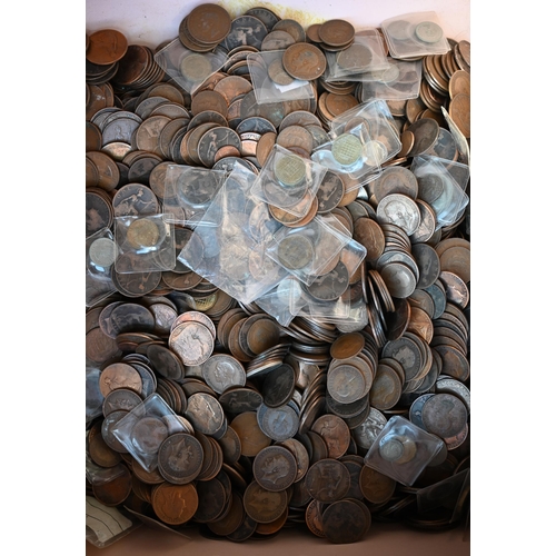 428 - A large collection of Victorian and later copper pennies and other coinage (box)