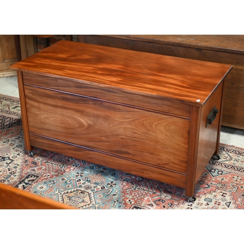 50 - A mid-century hardwood blanket chest, with carrying handles to the sides, on castors, 121.5 cm x 58 ... 