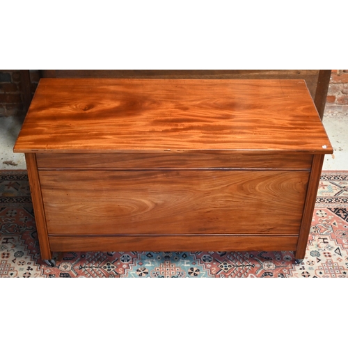 50 - A mid-century hardwood blanket chest, with carrying handles to the sides, on castors, 121.5 cm x 58 ... 