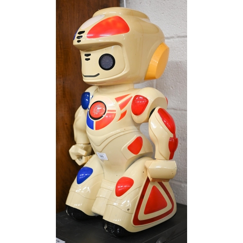 525 - A Giochi Preziosi Emiglio robot, 56 cm high