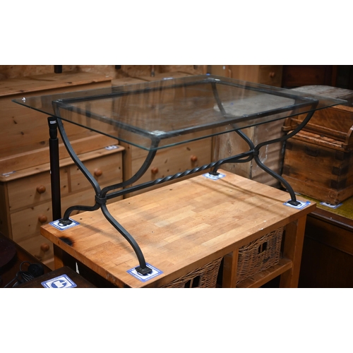 82 - An artisan wrought steel framed glass top coffee table, 11/5 cm x 81.5 cm x 50 cm h