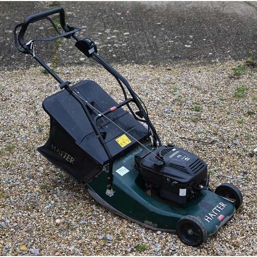 125A - A Hayter Harrier 48 petrol lawn mower with Briggs and Stratton engine, c/w grass box and key - a/f