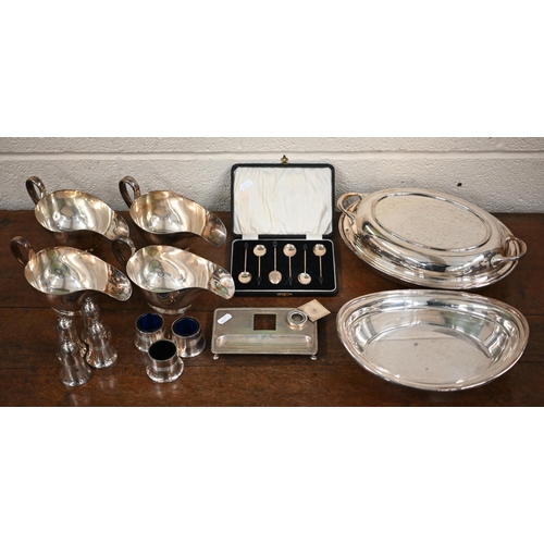 500A - A silver inkstand (lacks bottle) Birmingham 1925, 4.38 oz to/w a cased set of six silver coffee spoo... 