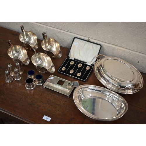 500A - A silver inkstand (lacks bottle) Birmingham 1925, 4.38 oz to/w a cased set of six silver coffee spoo... 