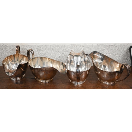 500A - A silver inkstand (lacks bottle) Birmingham 1925, 4.38 oz to/w a cased set of six silver coffee spoo... 