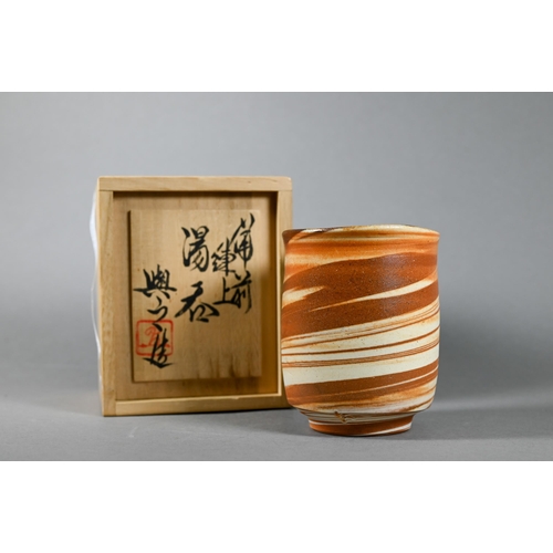 353 - Tomoyuki Matsui (b.1931) A Japanese studio pottery Bizen ware yunumi form tea cup, marbled stoneware... 