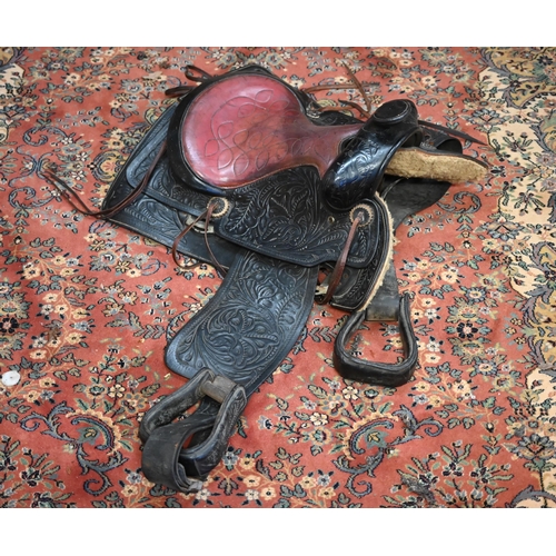 1170 - A vintage tooled leather American Western style saddle, with straps/stirrups but a/f