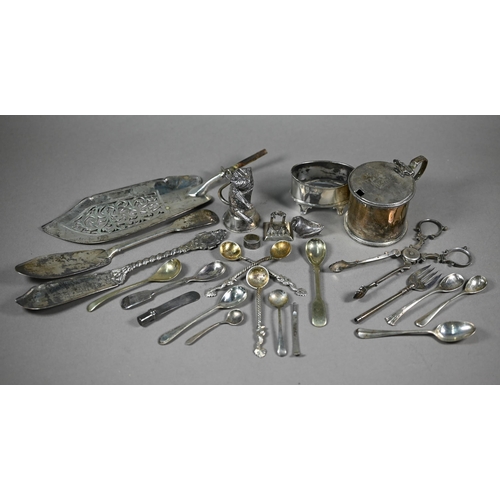 114 - A quantity of Victorian and later silver oddments, inc flatware and cutlery, condiments, etc, 14.5 o... 