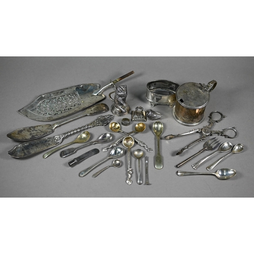 114 - A quantity of Victorian and later silver oddments, inc flatware and cutlery, condiments, etc, 14.5 o... 