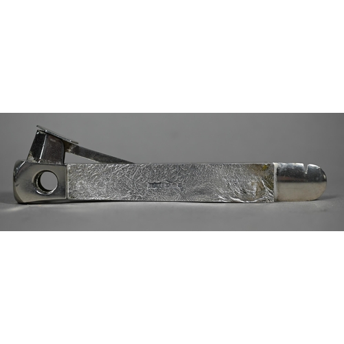 119 - A contemporary design cigar cutter with textured silver sides, S.J. Rose & Son, London 1971, 15c... 