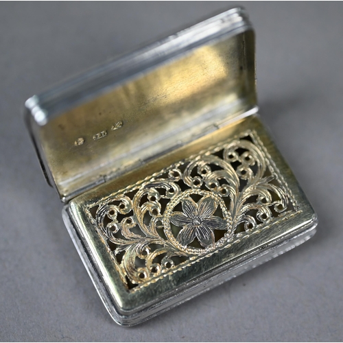 131 - A William IV silver vinaigrette with engine-turned decoration, engraved rim and reeded sides, floral... 