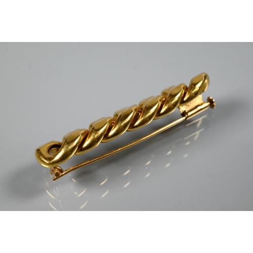 230 - A yellow metal cable link brooch formed of six flat curb links, stamped 750, 5.5 cm, approx 7.6g