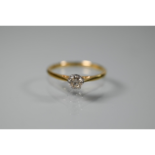 255 - A single stone diamond ring, the brilliant cut 0.25 carat diamond claw set in 18ct yellow gold, size... 