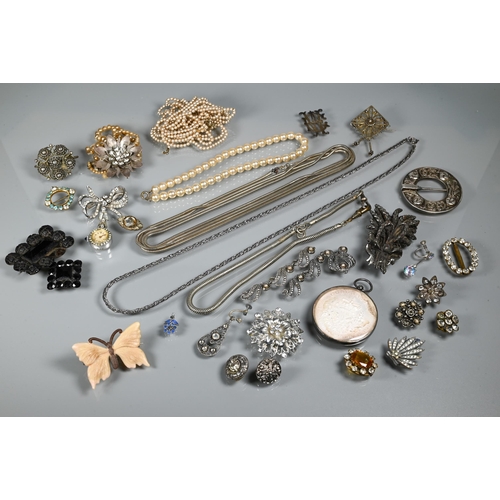 261 - A small collection of costume jewellery including simulated pearls, brooches, white metal chain, odd... 