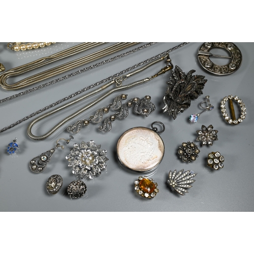 261 - A small collection of costume jewellery including simulated pearls, brooches, white metal chain, odd... 