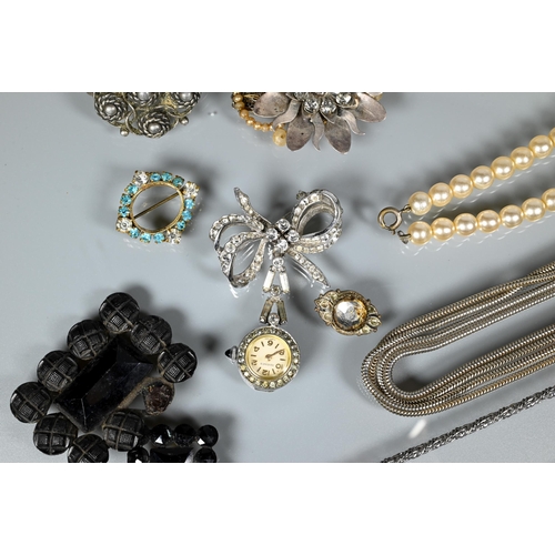 261 - A small collection of costume jewellery including simulated pearls, brooches, white metal chain, odd... 