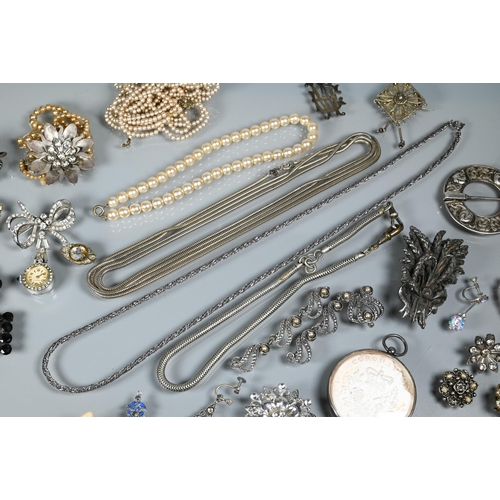 261 - A small collection of costume jewellery including simulated pearls, brooches, white metal chain, odd... 