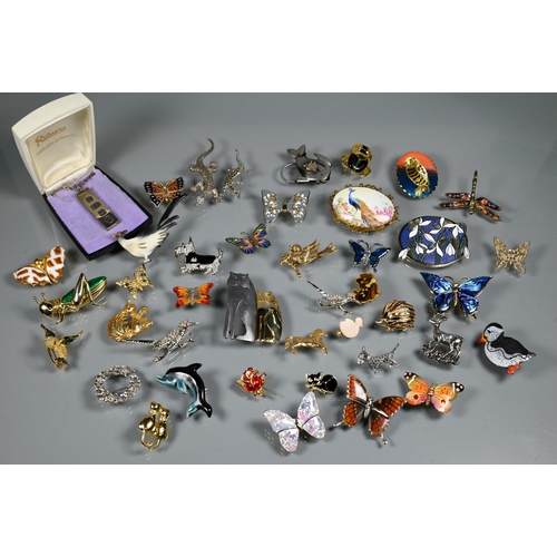 268 - Approx 40 various costume jewellery brooches including butterflies, cats, lizards, etc to/w a silver... 