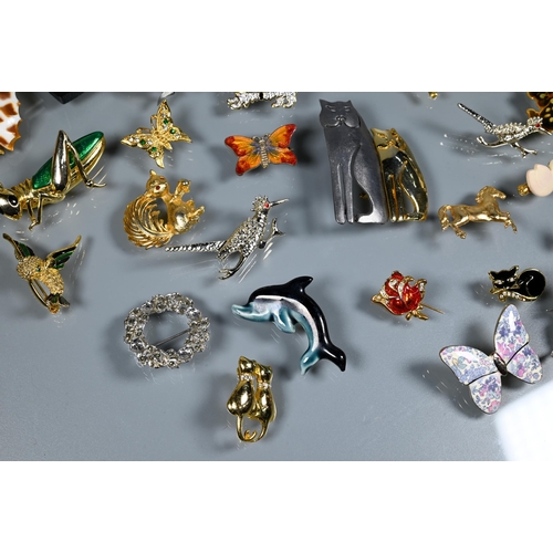 268 - Approx 40 various costume jewellery brooches including butterflies, cats, lizards, etc to/w a silver... 