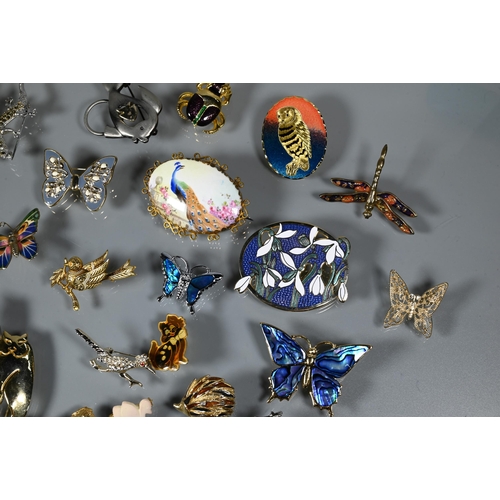 268 - Approx 40 various costume jewellery brooches including butterflies, cats, lizards, etc to/w a silver... 