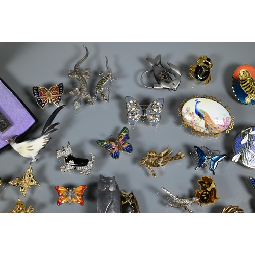 268 - Approx 40 various costume jewellery brooches including butterflies, cats, lizards, etc to/w a silver... 