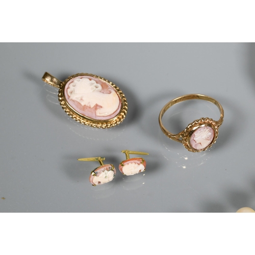 273 - A collection of jewellery items including 9ct yellow gold oval locket; row of uniform cultured pearl... 