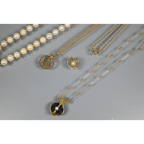 273 - A collection of jewellery items including 9ct yellow gold oval locket; row of uniform cultured pearl... 