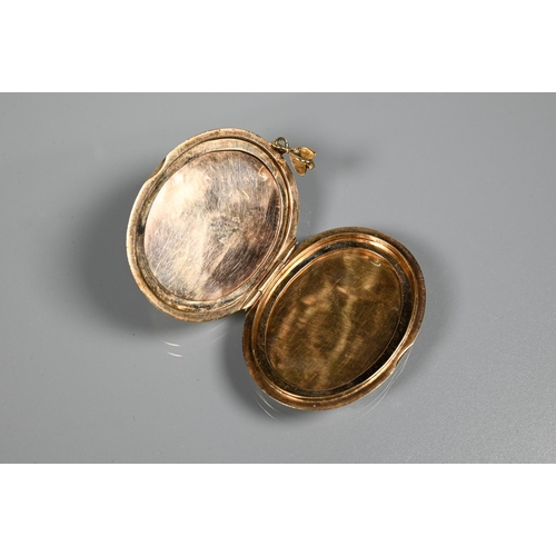 273 - A collection of jewellery items including 9ct yellow gold oval locket; row of uniform cultured pearl... 