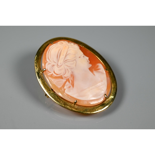 284 - An oval shell cameo carved with the head of a young lady, in 9ct yellow gold plain mount, two 9ct ye... 