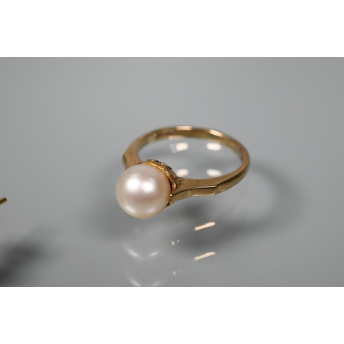 285 - A collection of cultured pearl jewellery including a 9ct yellow gold ring set with single pearl, two... 