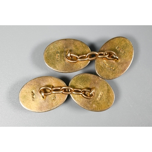 289 - A pair of oval 9ct yellow god chain linked cufflinks with engine turned decoration, approx 8.8g