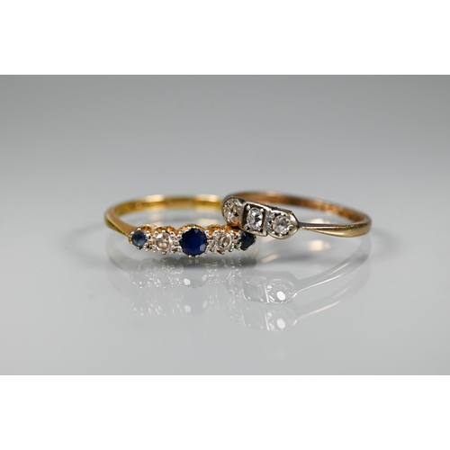 294 - An 18ct yellow gold ring set with five graduated alternate sapphires and diamonds in claw setting, s... 