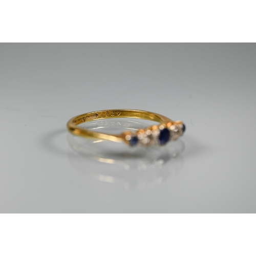 294 - An 18ct yellow gold ring set with five graduated alternate sapphires and diamonds in claw setting, s... 