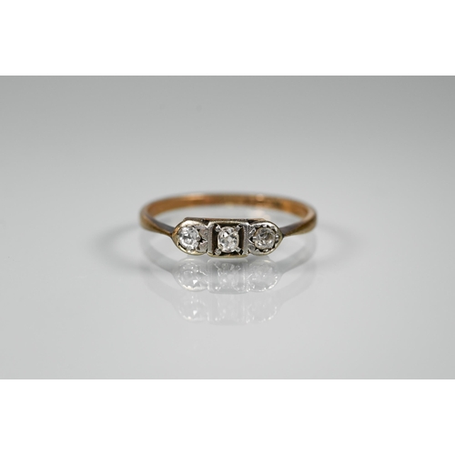 294 - An 18ct yellow gold ring set with five graduated alternate sapphires and diamonds in claw setting, s... 