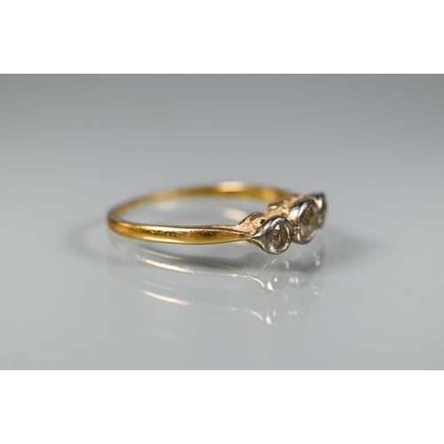 297 - An antique three stone diamond ring, the graduated diamonds in bezel settings, yellow gold set (mark... 