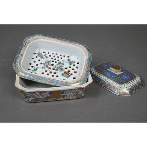 343 - A 19th century Chinese Canton famille rose Fitzhugh style brush box and cover, 19 cm x 9 cm x 6.5 cm... 