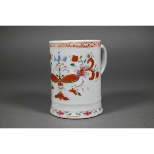 346 - An 18th century Chinese export famille rose mug, Qianlong period (1736-95) Qing dynasty, painted in ... 