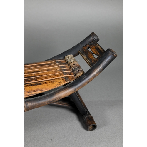 365 - A late 19th century Chinese bamboo folding headrest or pillow, late Qing period, 48 cm wide to/w a b... 