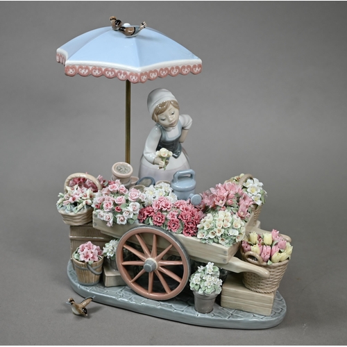 571 - A boxed Lladro figure, 'Flowers of the Season'/'Puesto de Flores', 1454, 26.5 x 23 cm.No losses; one... 