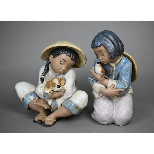 572 - Two boxed Lladro figures, 'Boy's Best Friend'/'Chinito con Perro', 12226, 20 cm high and 'Friendly S... 